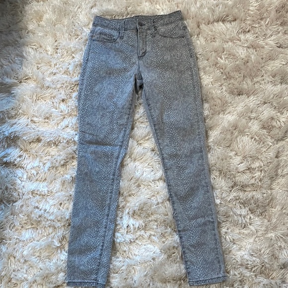 Universal Thread Denim - Universal Thread Gray Snakeskin Print Jegging Size 25R